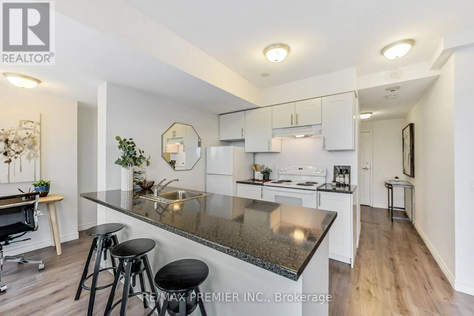 1102 - 15 MAPLEWOOD AVENUE