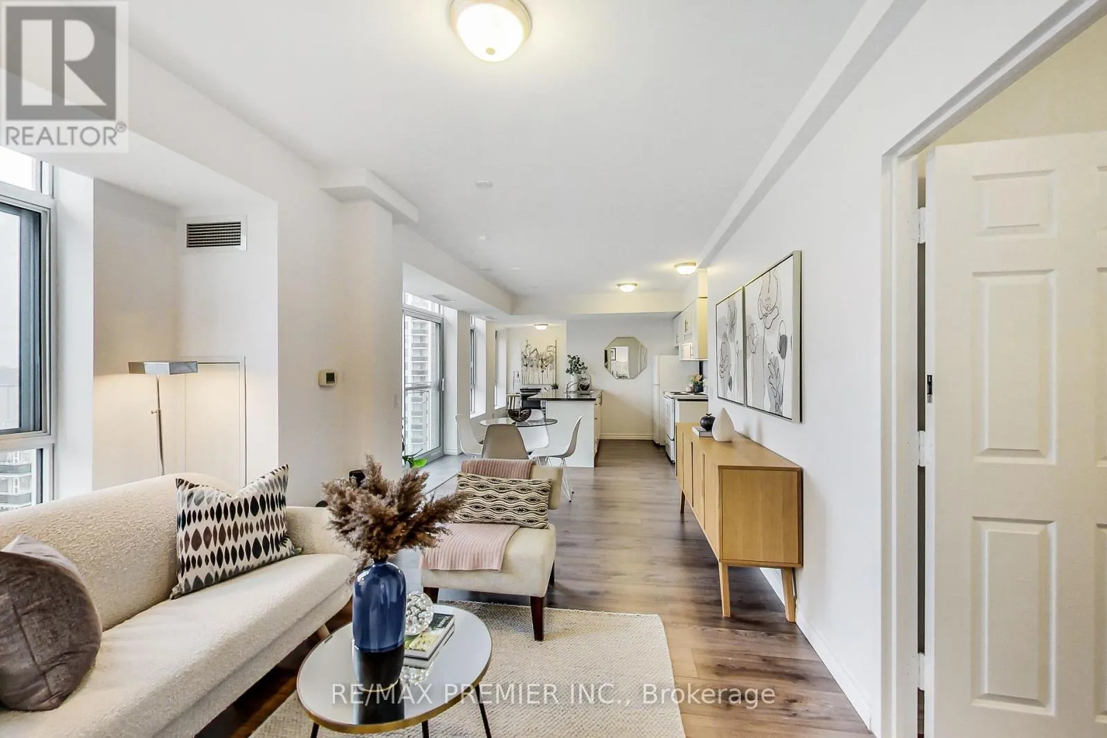 1102 - 15 MAPLEWOOD AVENUE
