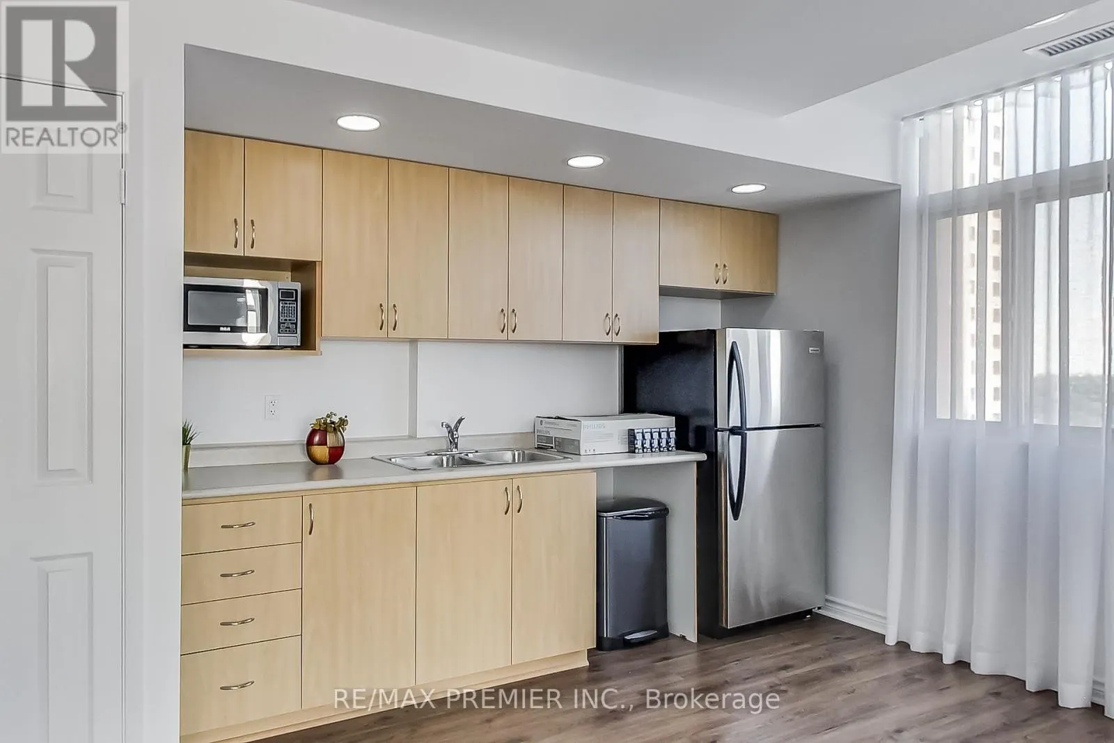 1102 - 15 MAPLEWOOD AVENUE