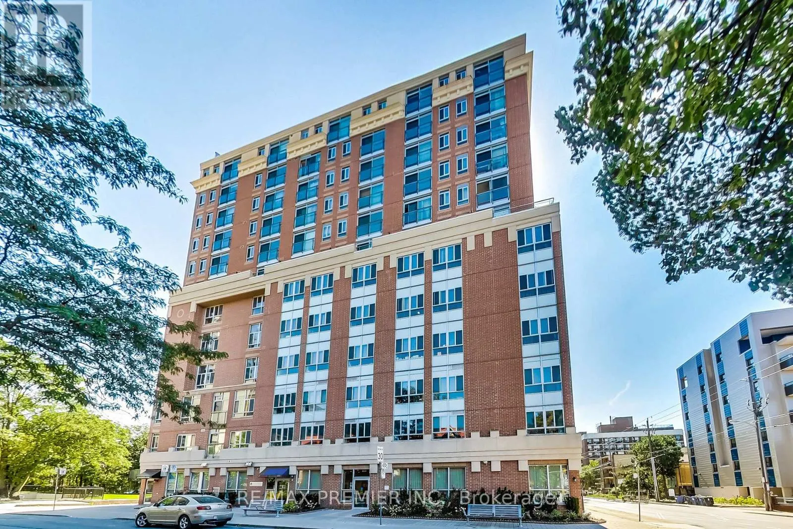 1102 - 15 MAPLEWOOD AVENUE
