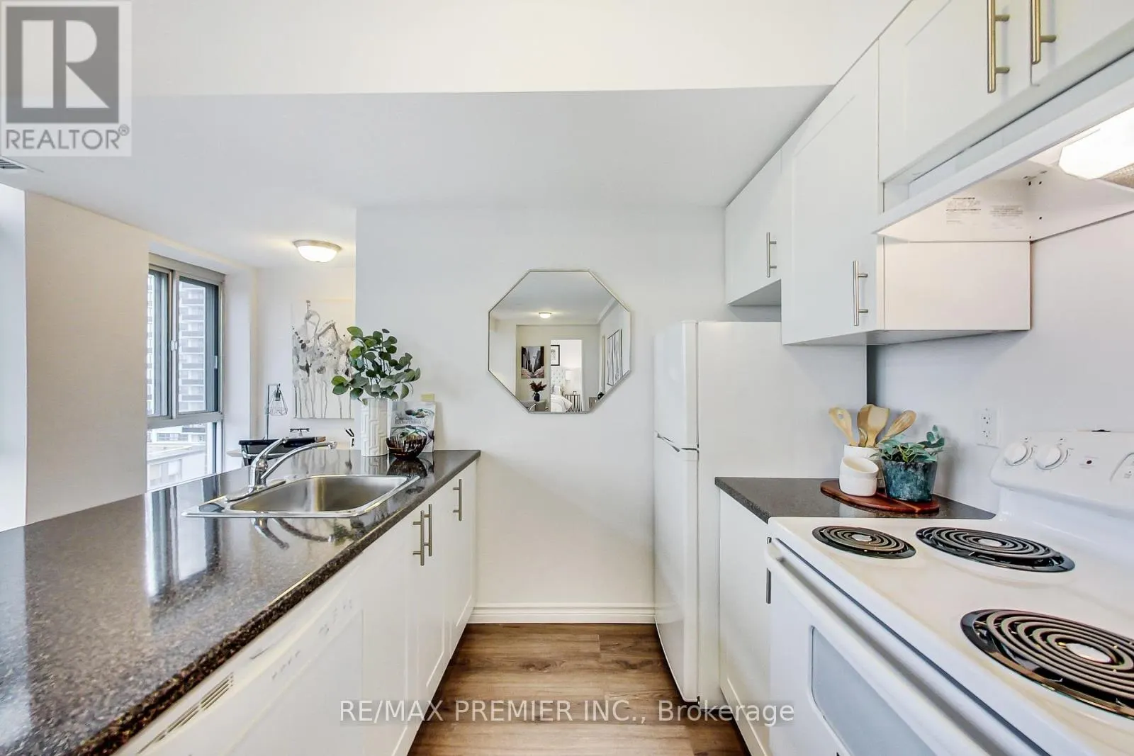 1102 - 15 MAPLEWOOD AVENUE