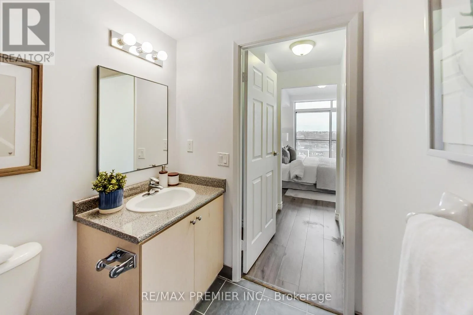 1102 - 15 MAPLEWOOD AVENUE