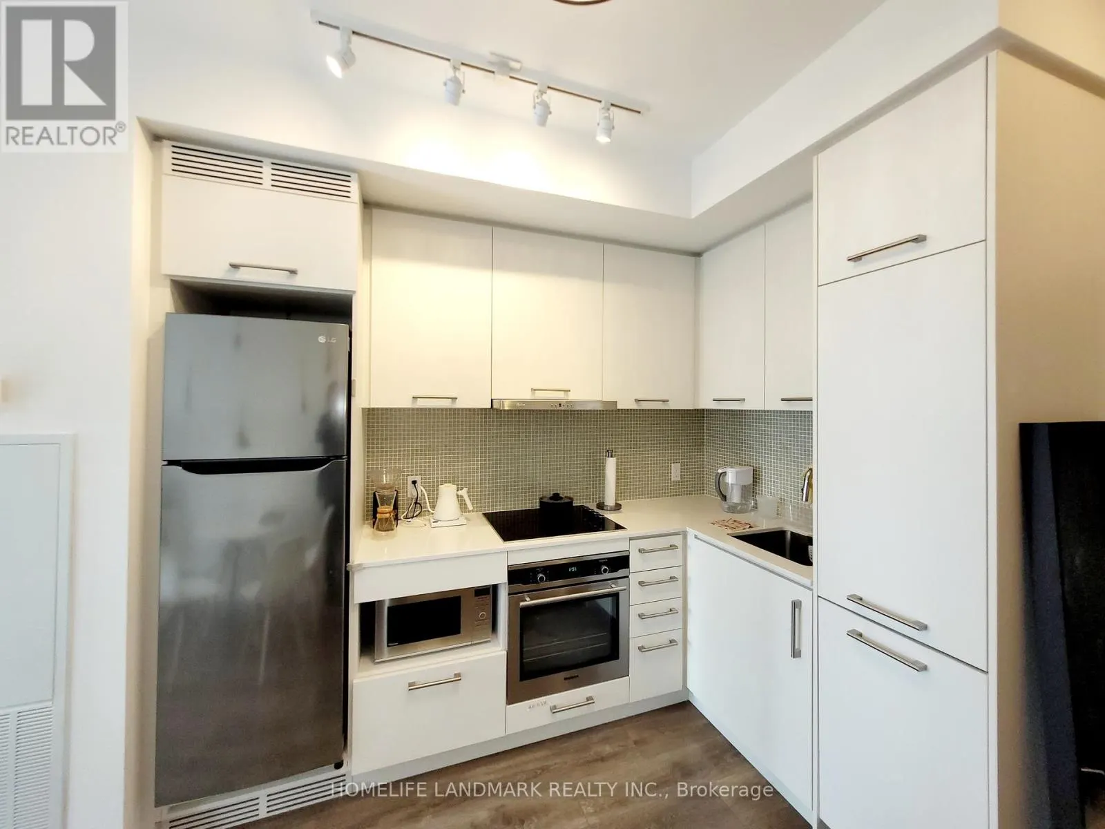 2916 - 87 PETER STREET