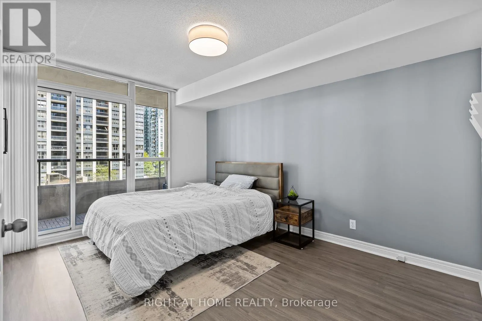503 - 23 HOLLYWOOD AVENUE