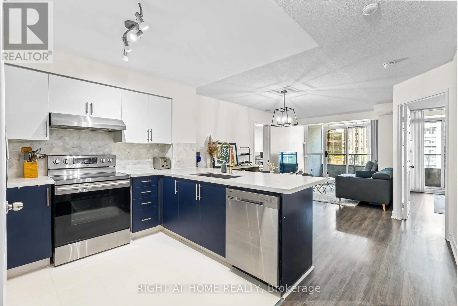 503 - 23 HOLLYWOOD AVENUE