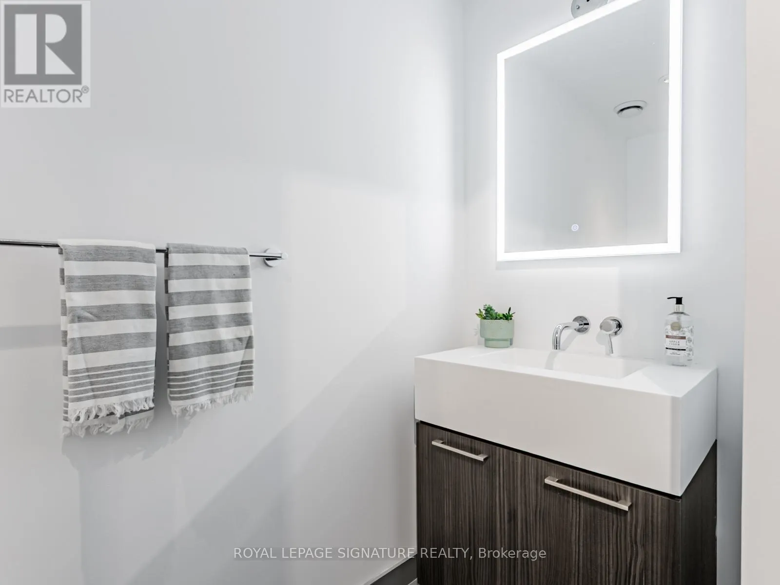418 - 560 KING STREET W
