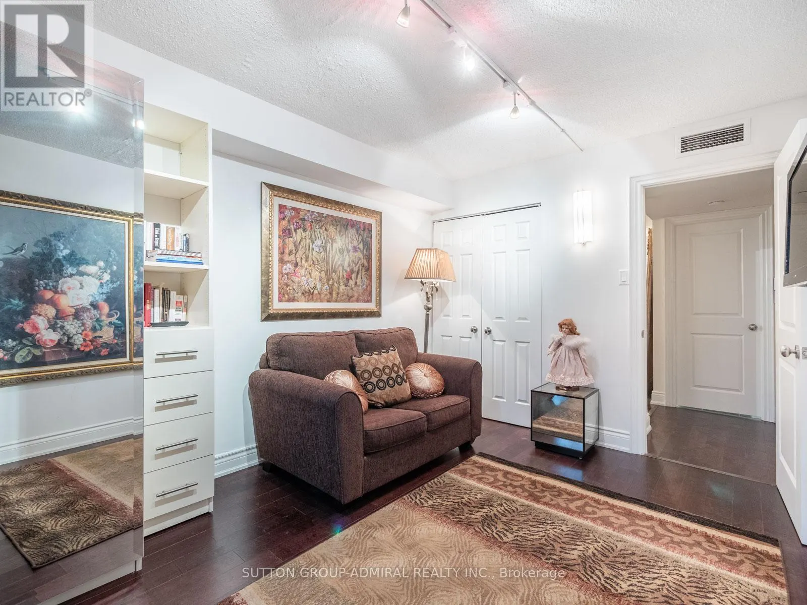210 - 65 SPRING GARDEN AVENUE