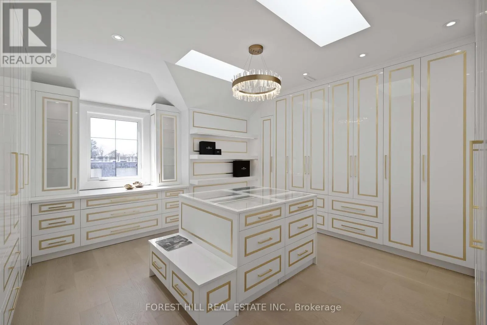 81 UPPER CANADA DRIVE