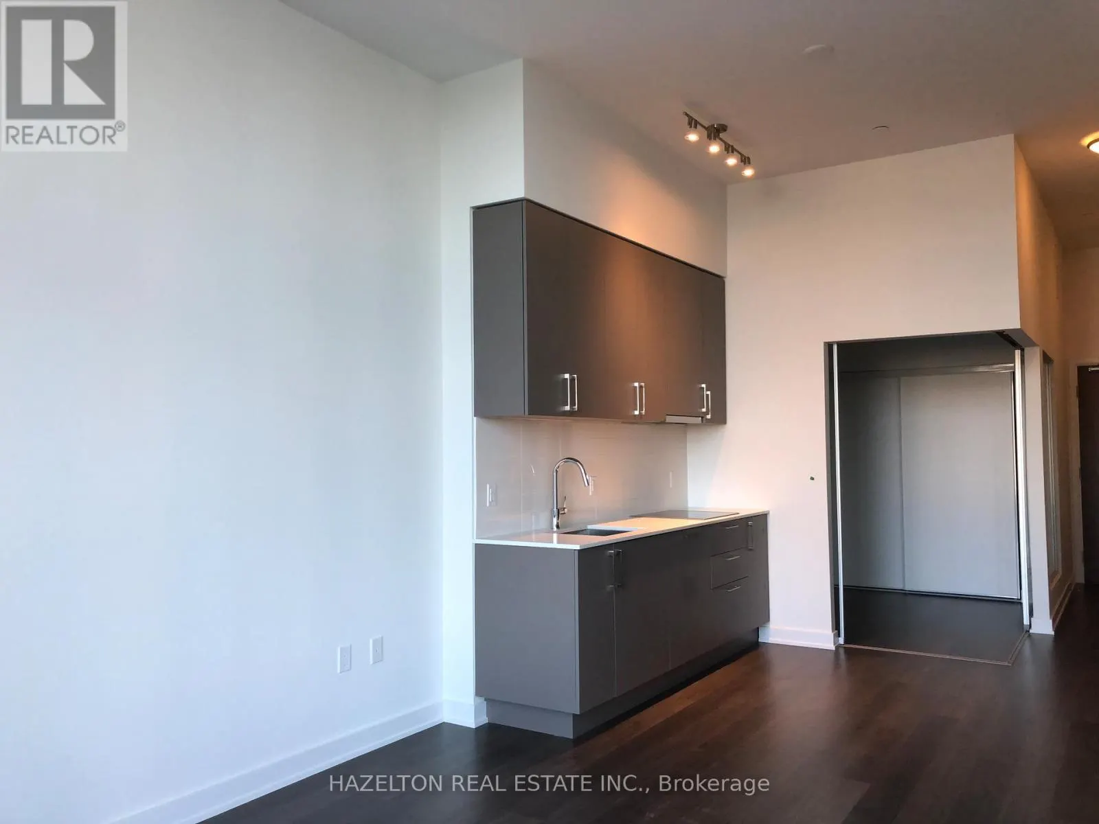 212W - 27 BATHURST STREET