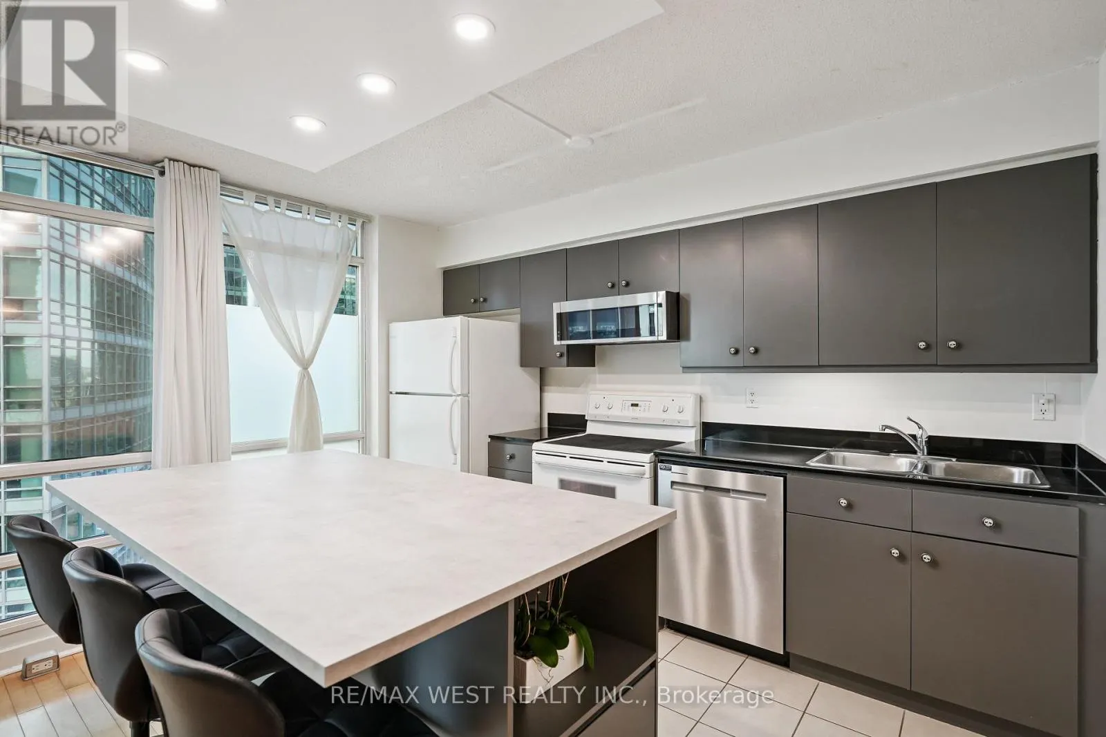 1901 - 381 FRONT STREET W