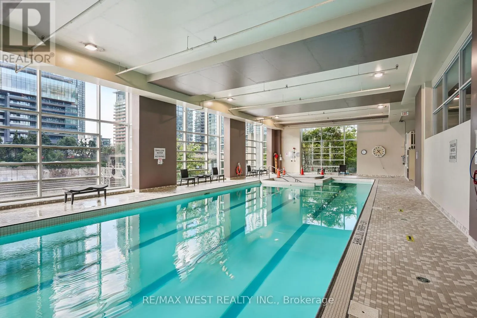1901 - 381 FRONT STREET W