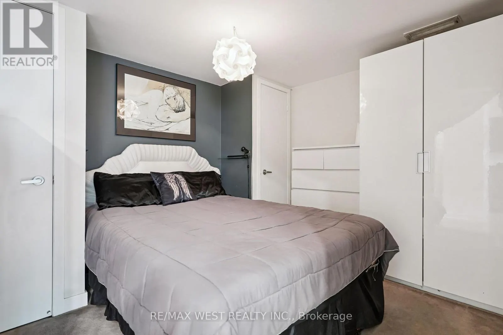 1901 - 381 FRONT STREET W