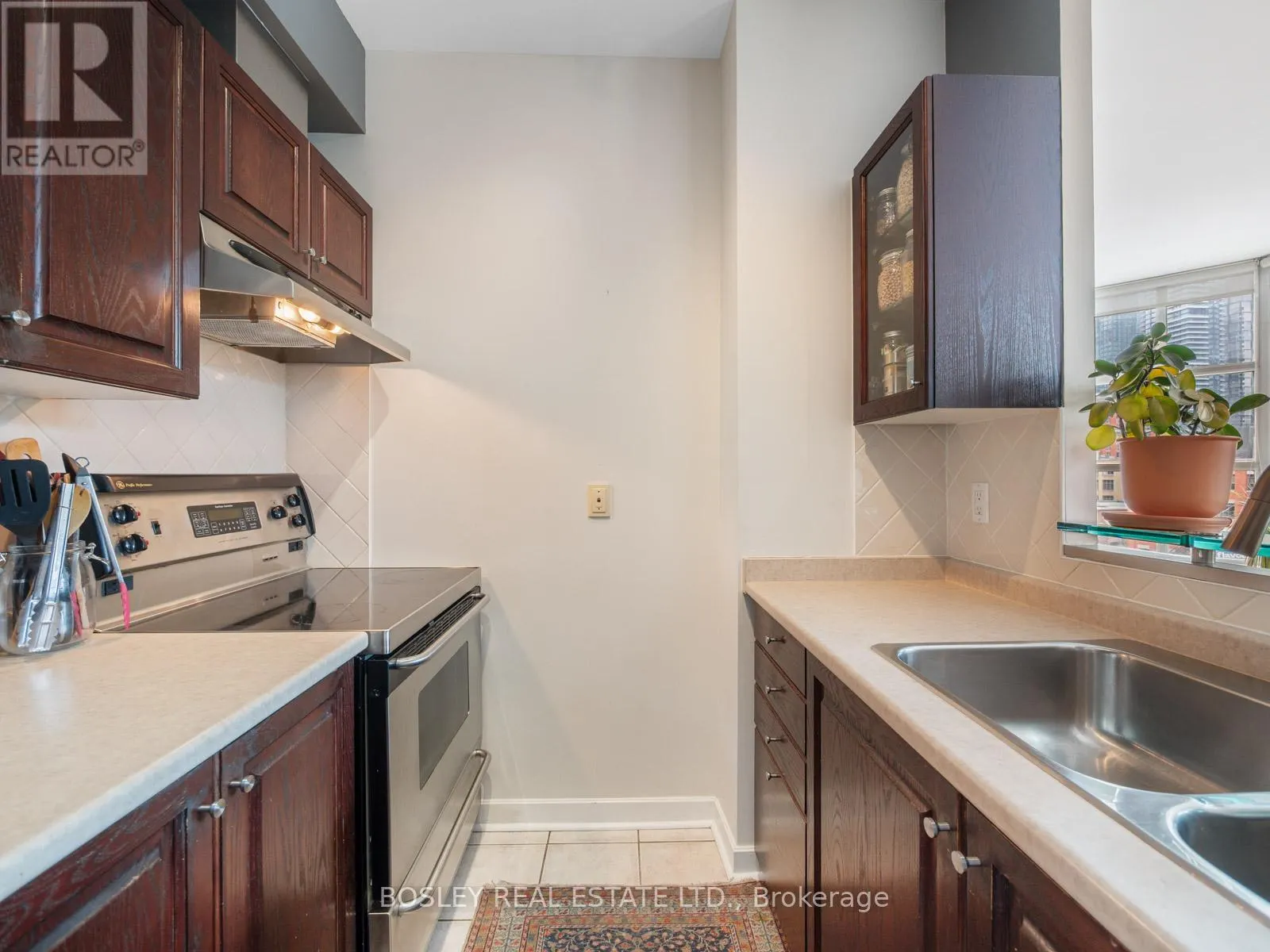 715 - 438 RICHMOND STREET W