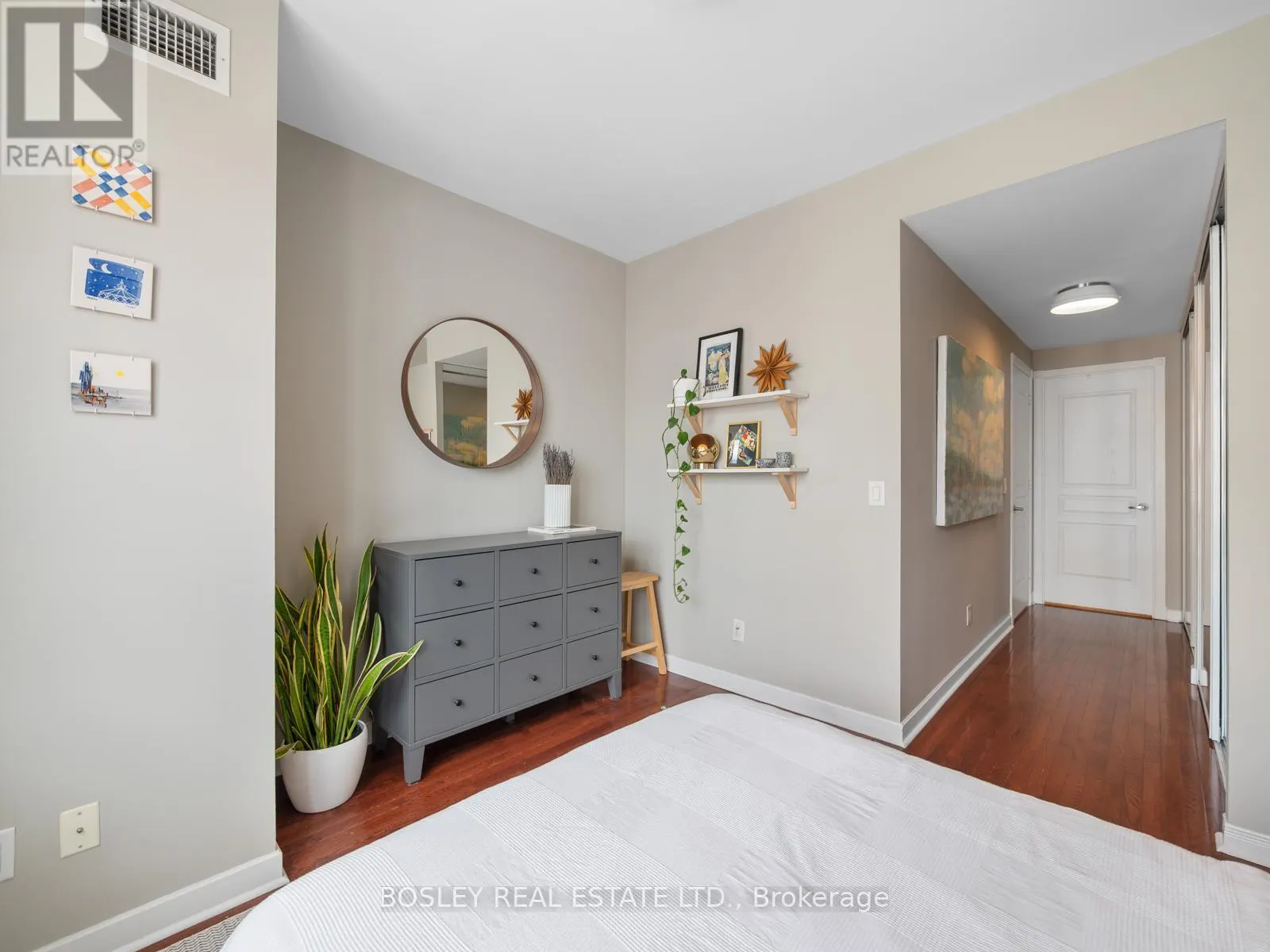 715 - 438 RICHMOND STREET W