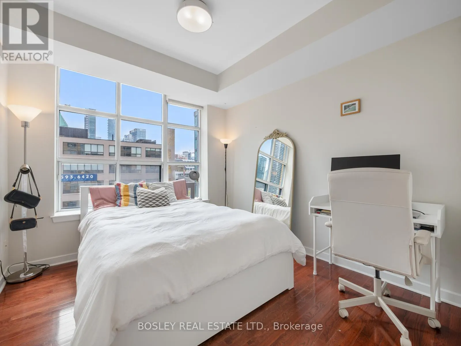 715 - 438 RICHMOND STREET W