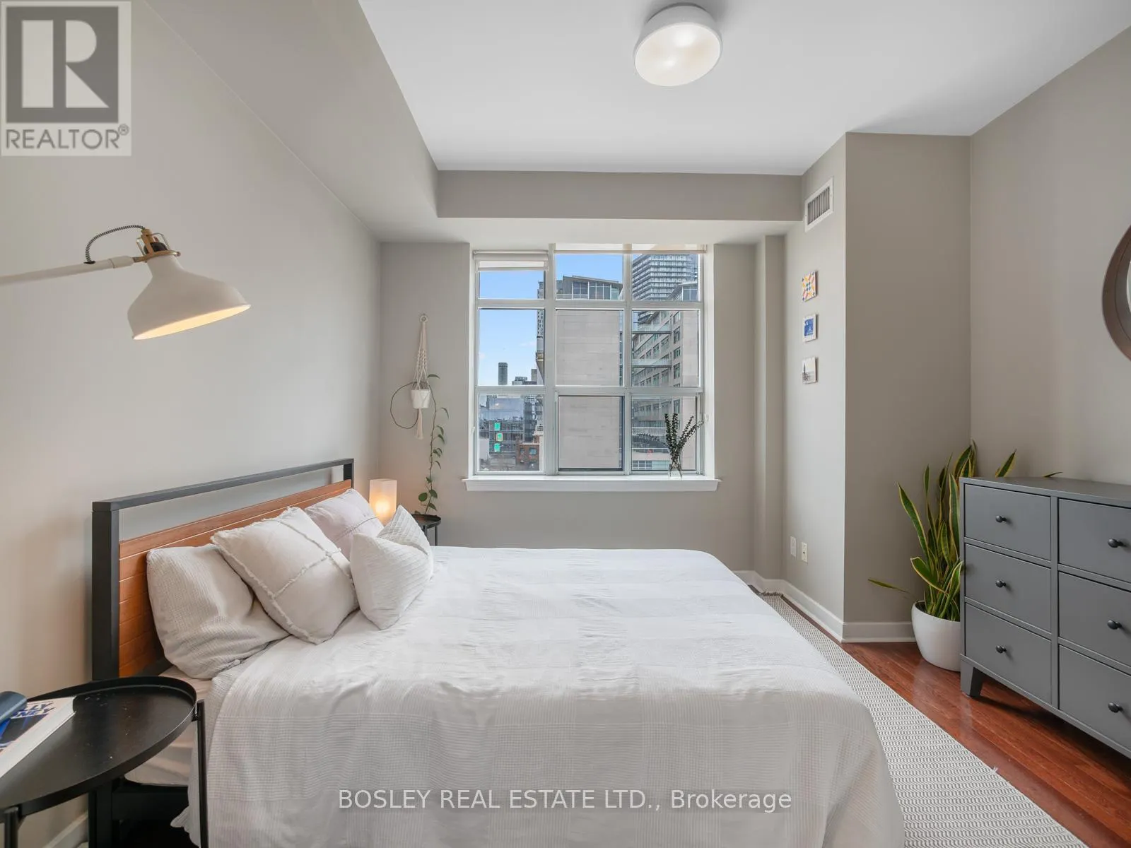 715 - 438 RICHMOND STREET W