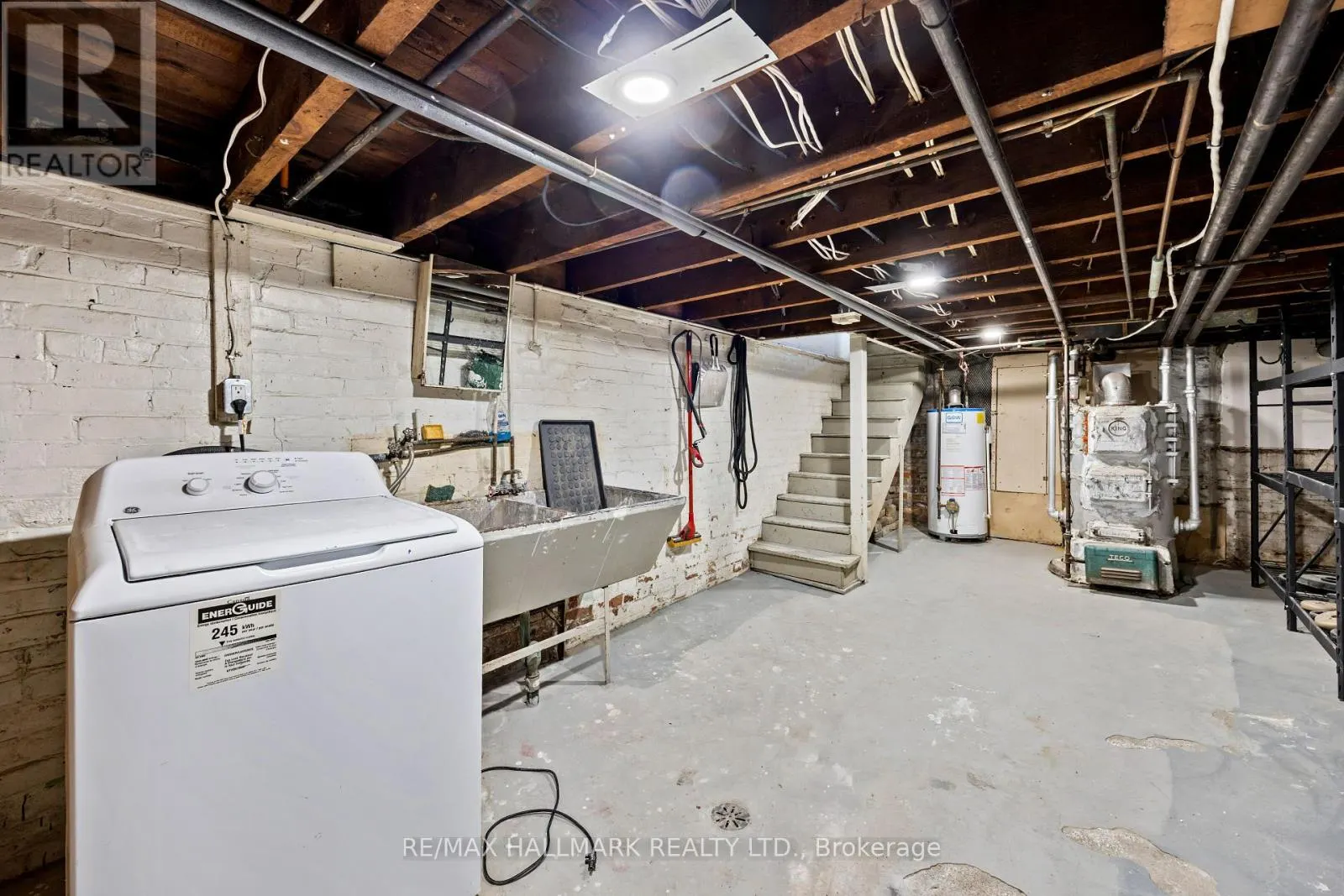 690 ADELAIDE STREET W