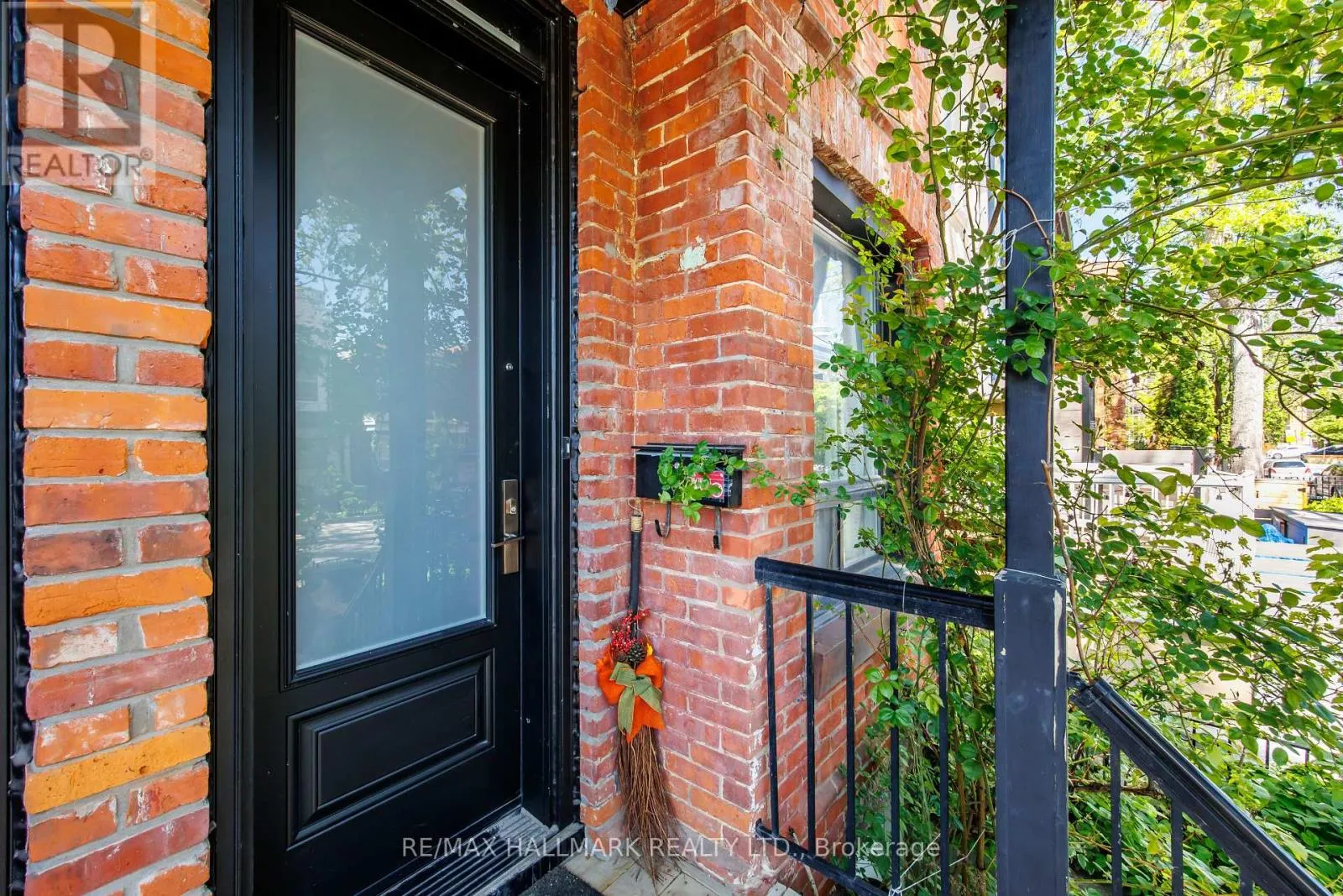 690 ADELAIDE STREET W