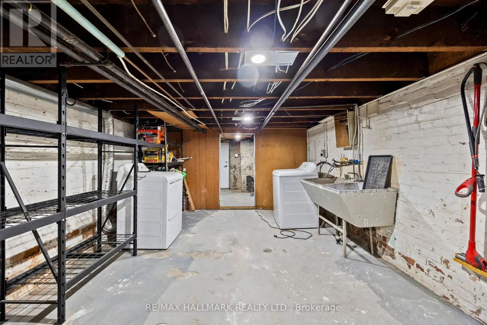 690 ADELAIDE STREET W