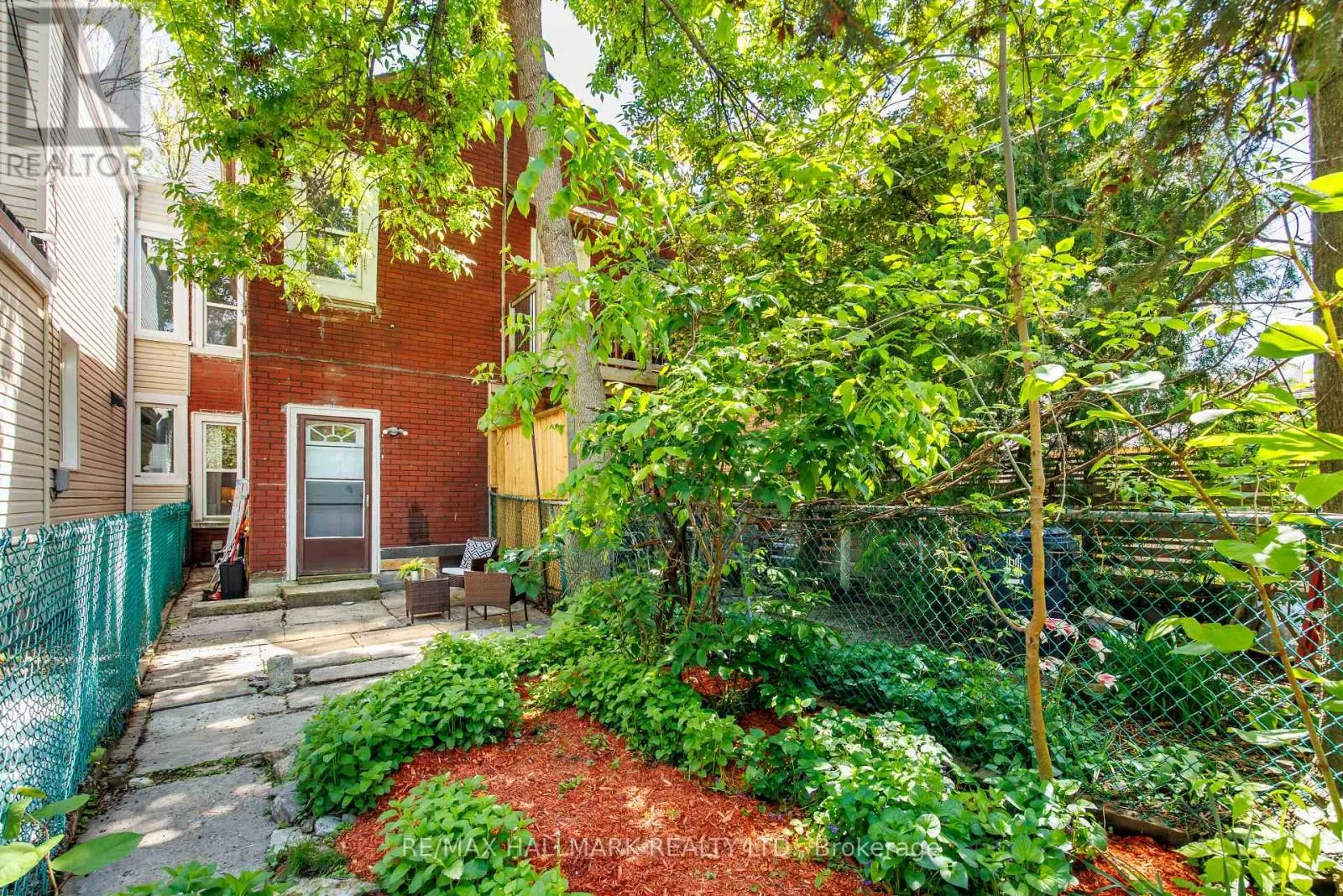 690 ADELAIDE STREET W