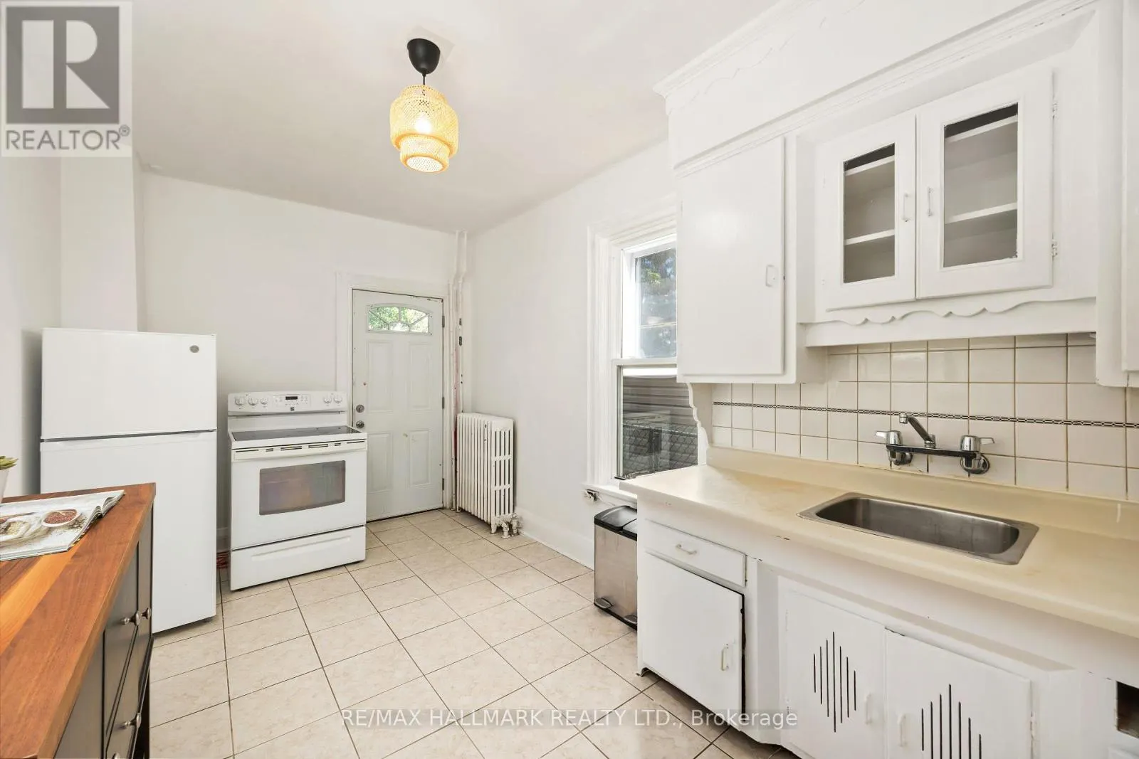 690 ADELAIDE STREET W