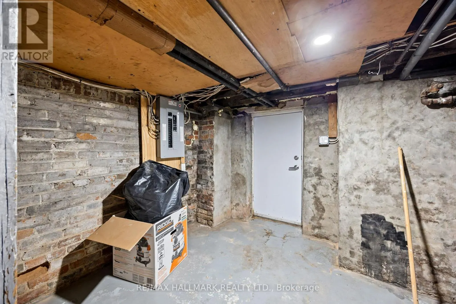 690 ADELAIDE STREET W