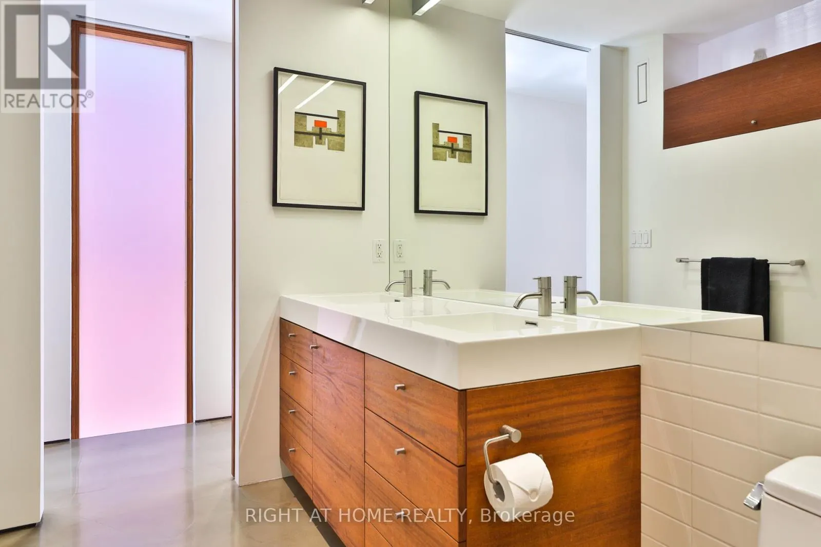 694 RICHMOND STREET W