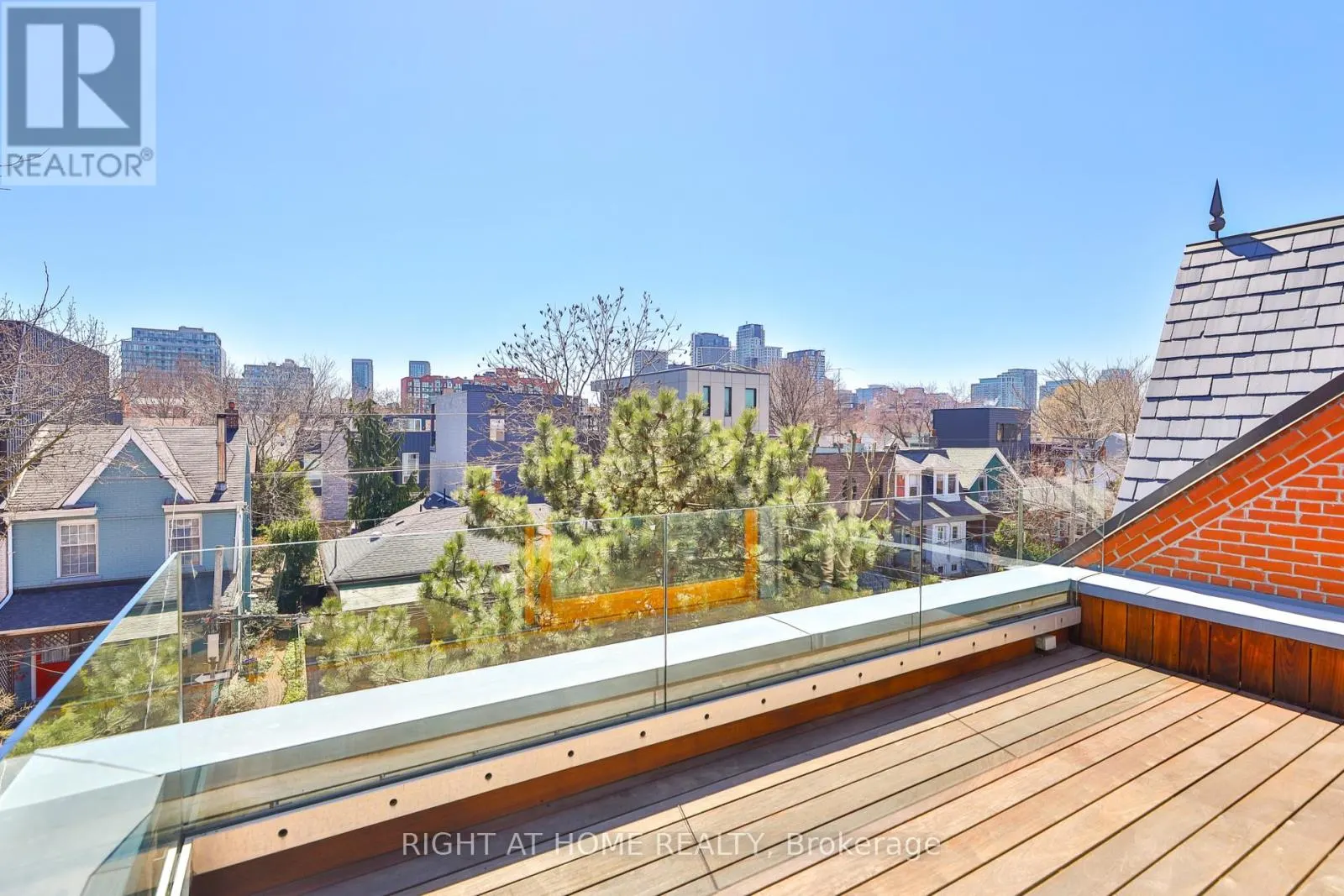694 RICHMOND STREET W
