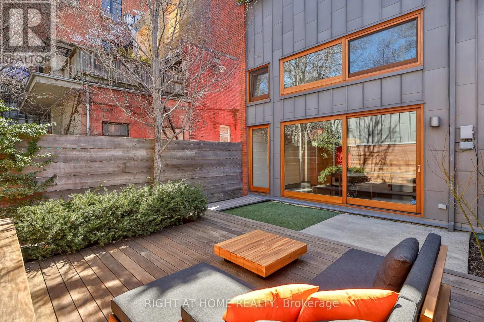 694 RICHMOND STREET W