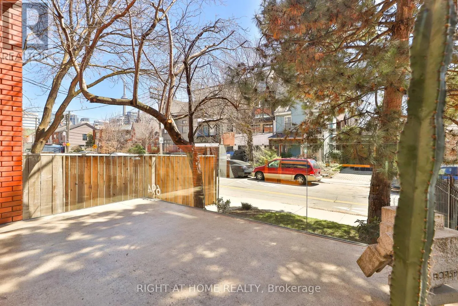 694 RICHMOND STREET W