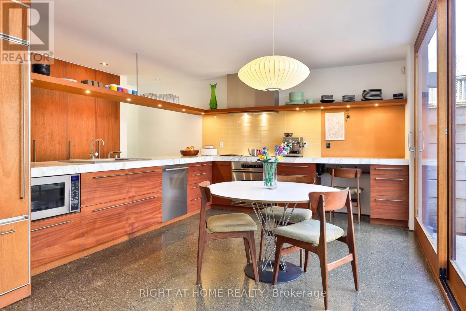 694 RICHMOND STREET W