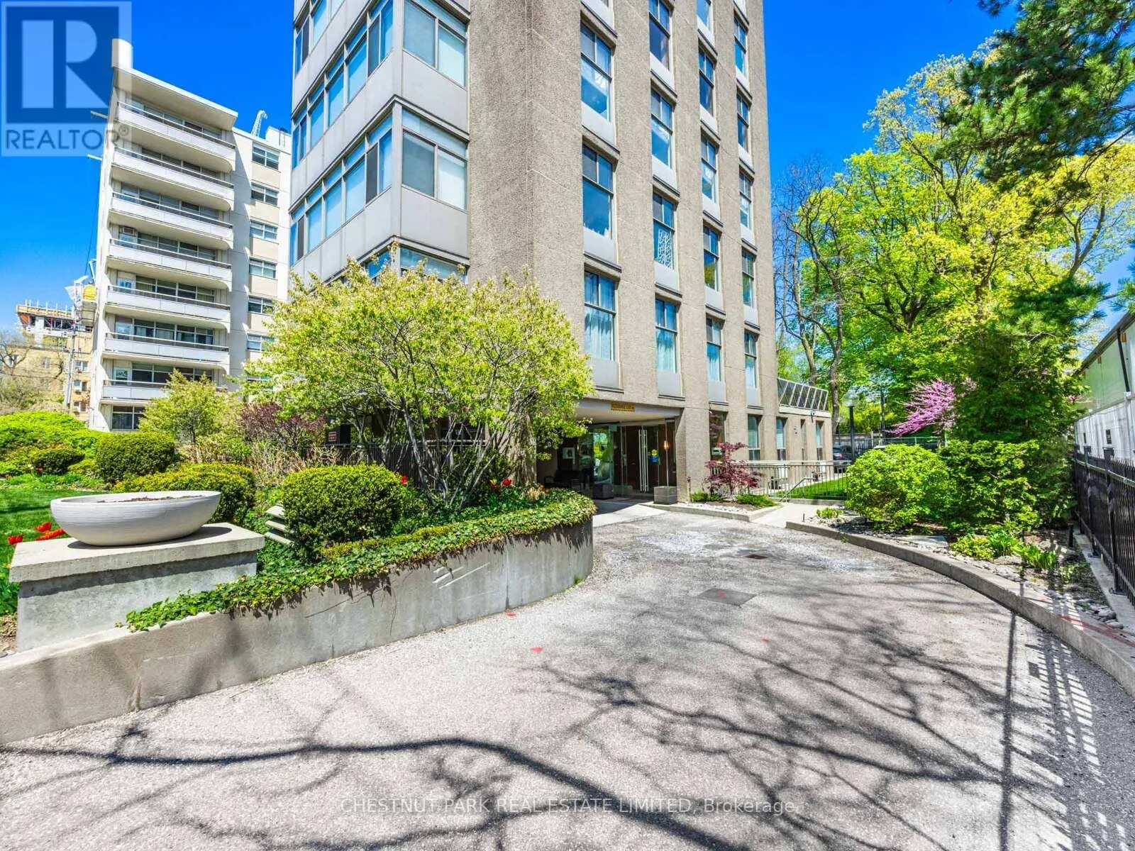 8 - 423 AVENUE ROAD