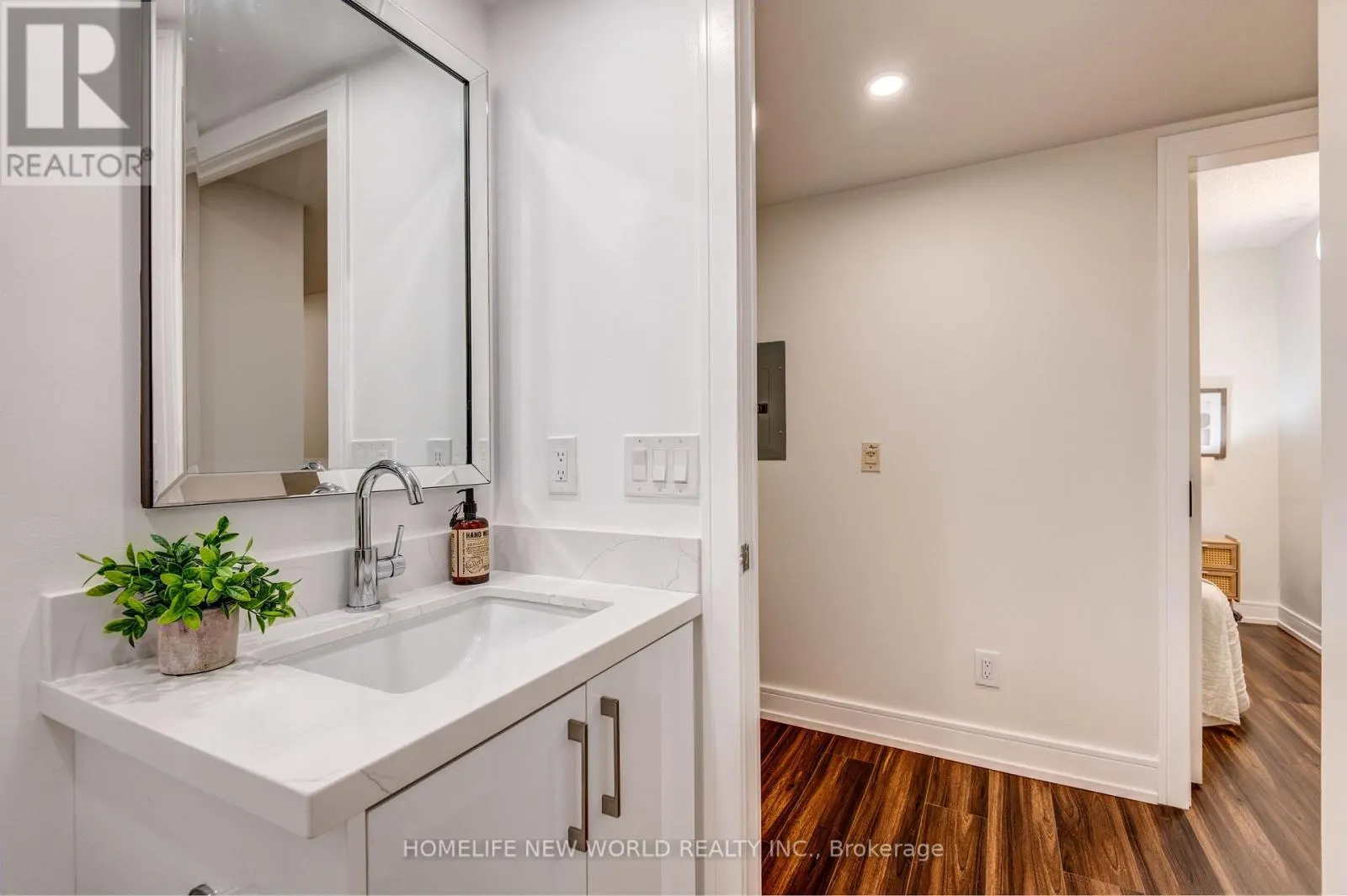903 - 208 QUEENS QUAY W