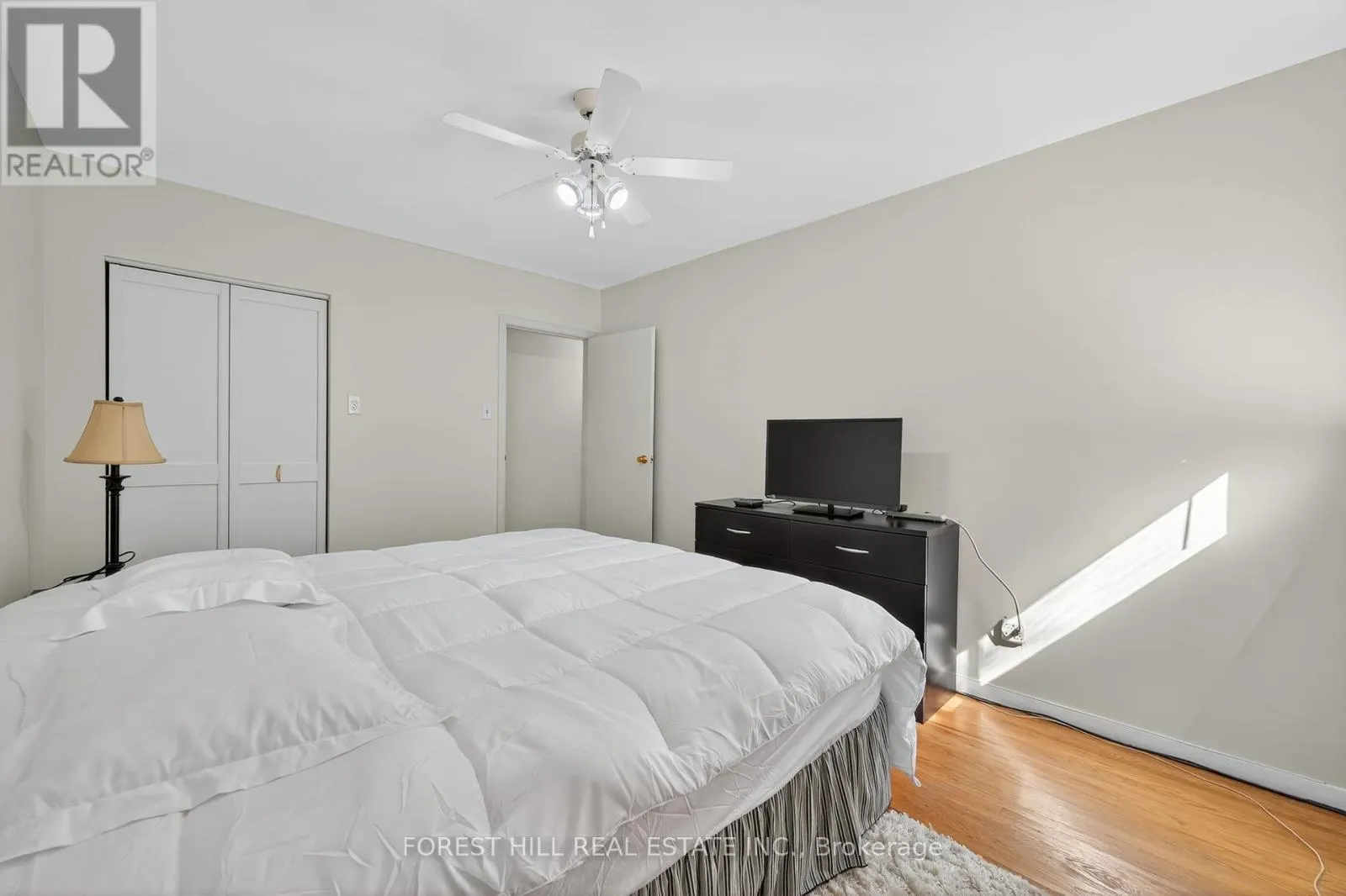 35 REGATTA CRESCENT