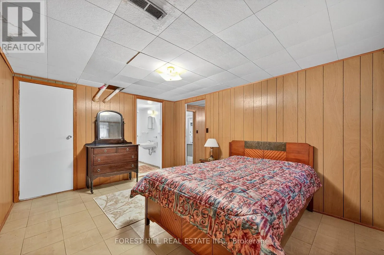 35 REGATTA CRESCENT