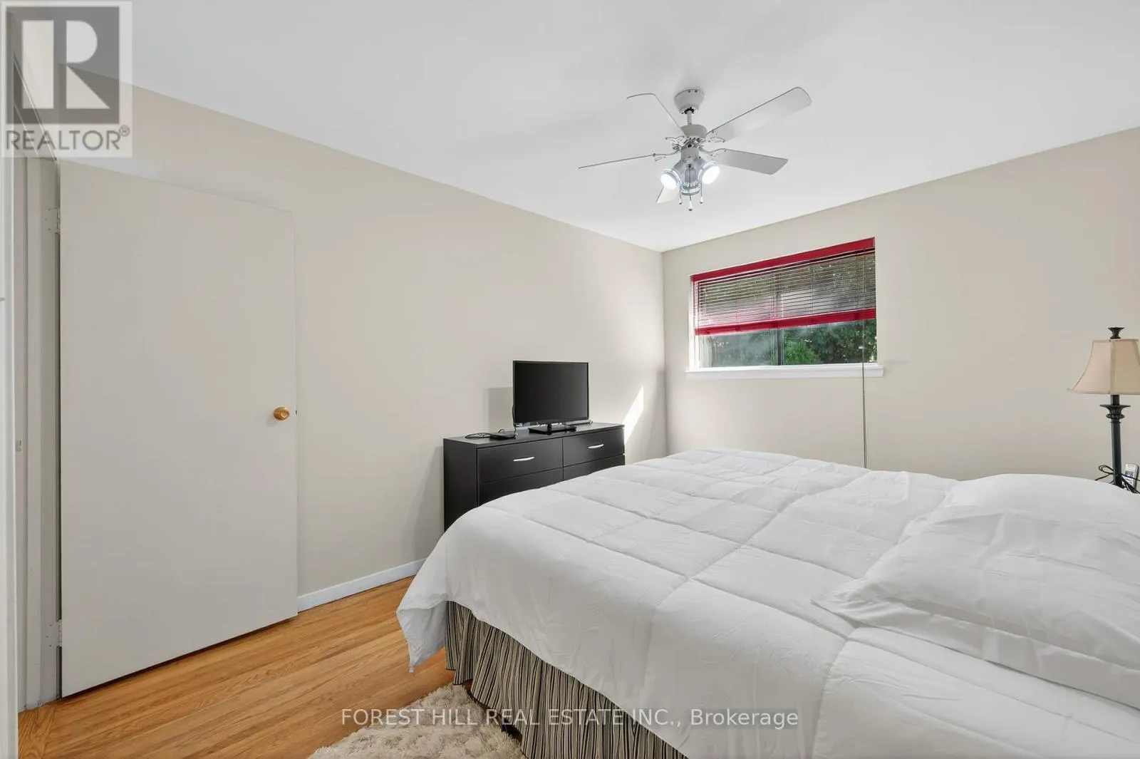 35 REGATTA CRESCENT