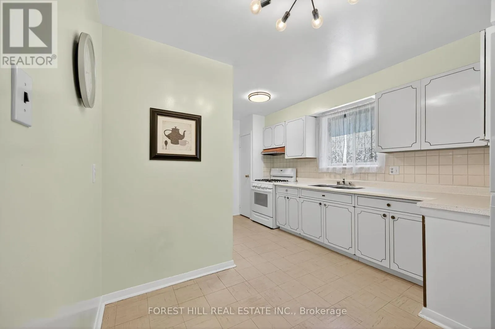 35 REGATTA CRESCENT