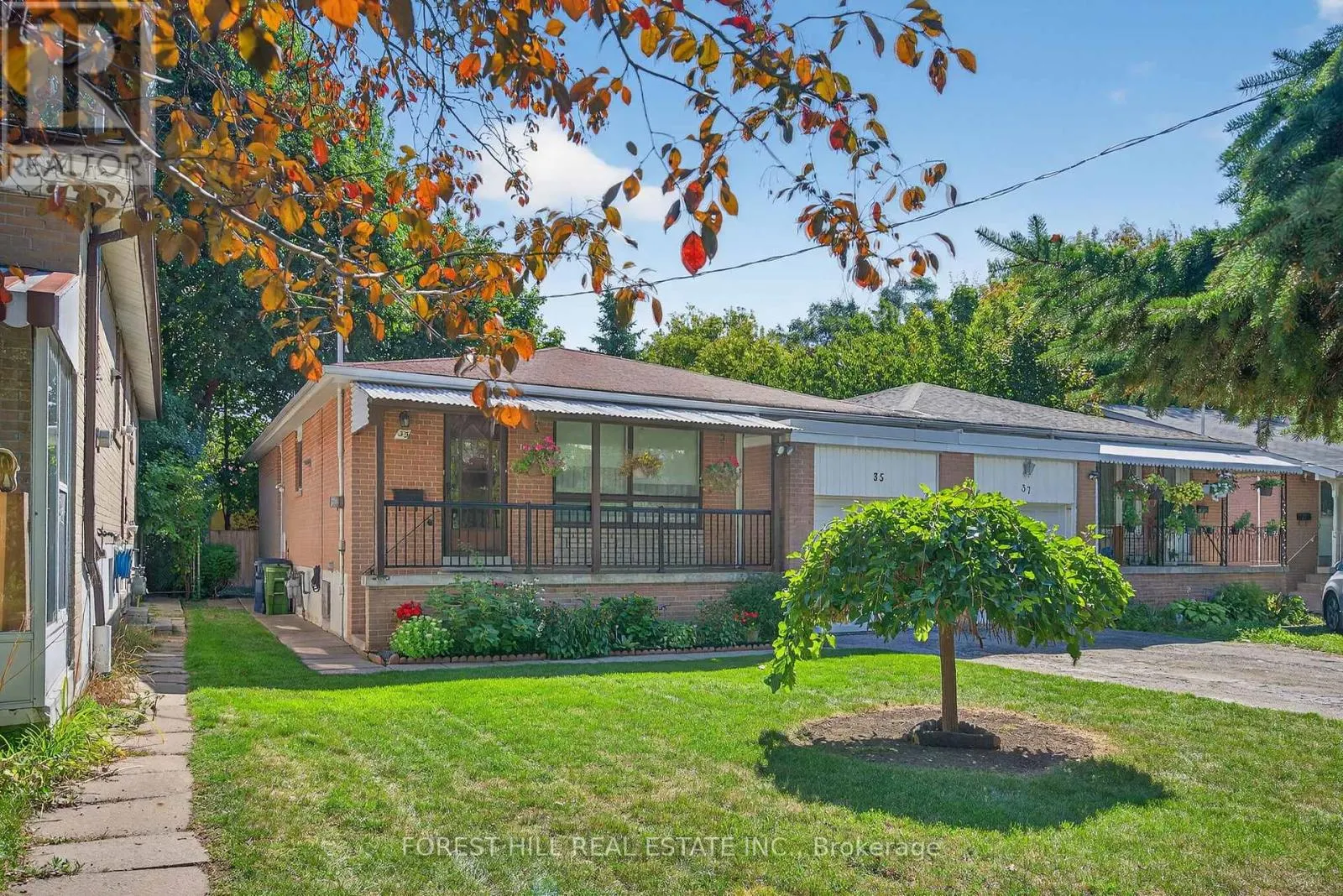 35 REGATTA CRESCENT