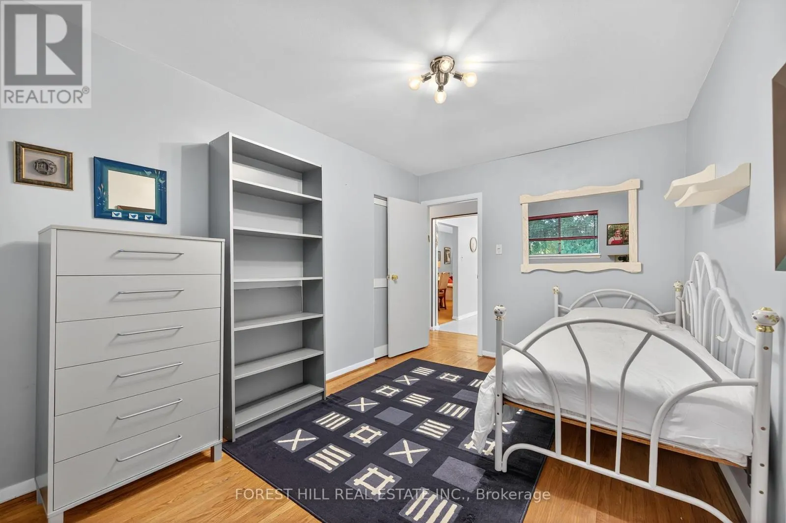 35 REGATTA CRESCENT