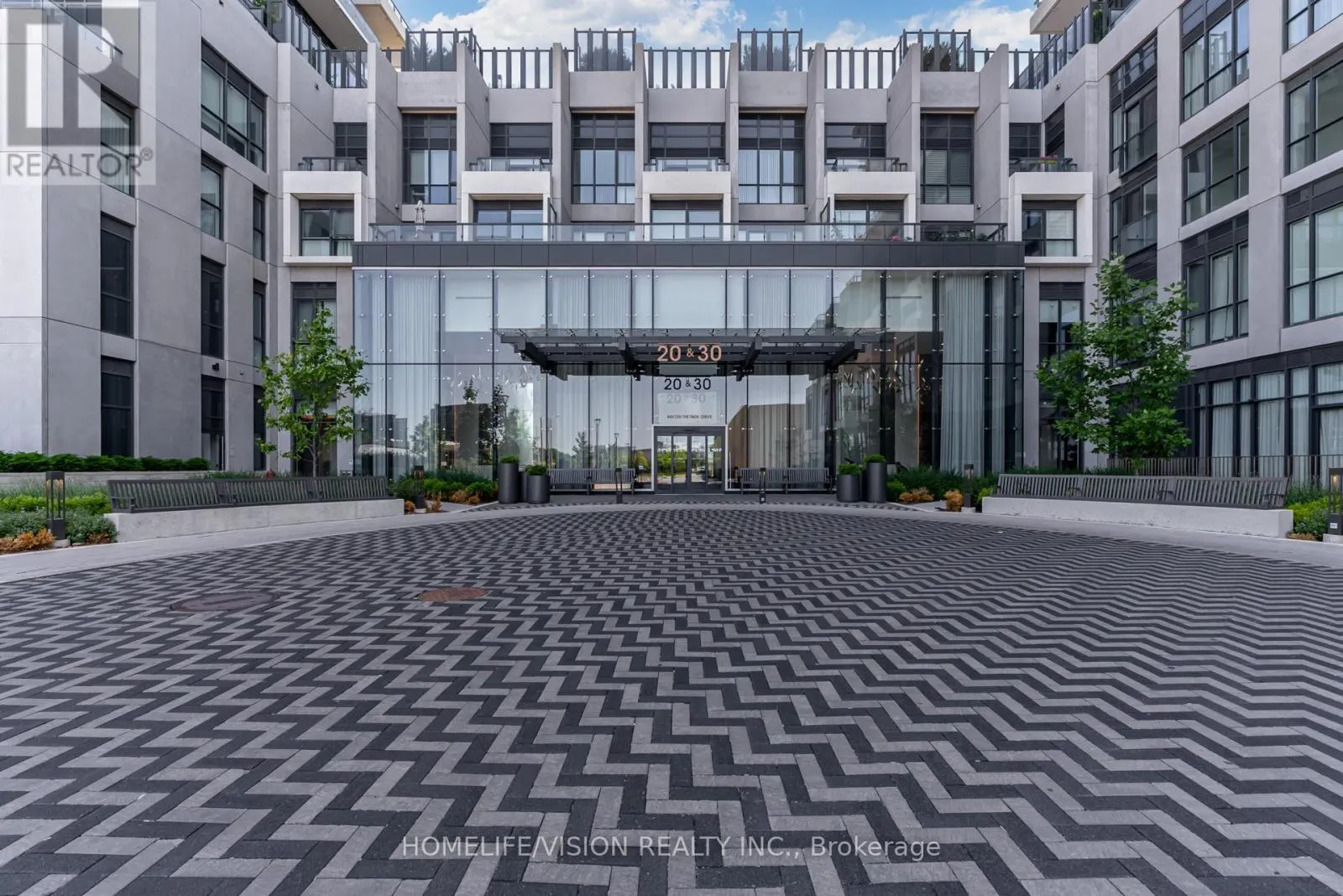 1810 - 30 INN ON THE PARK DRIVE
