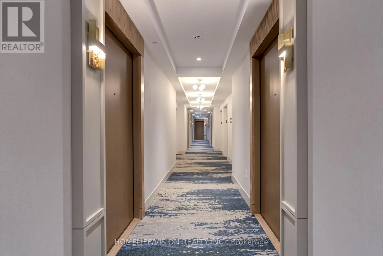 1810 - 30 INN ON THE PARK DRIVE