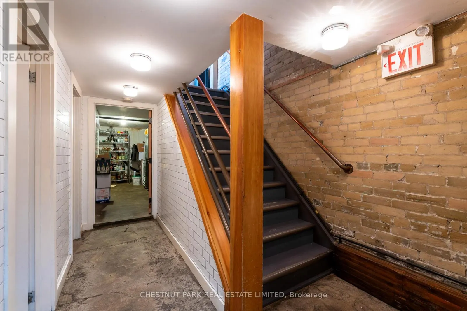 923 DUNDAS STREET W