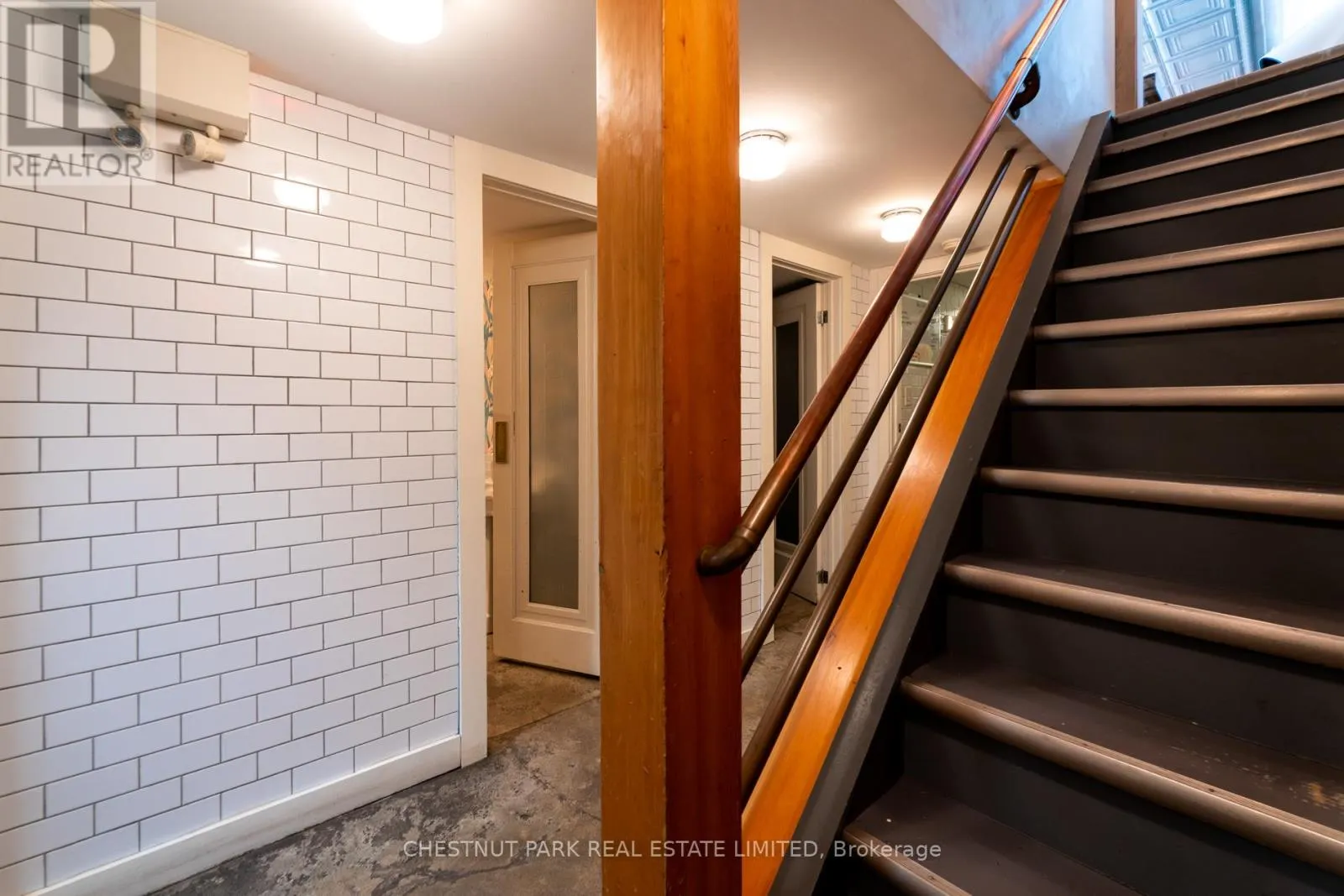 923 DUNDAS STREET W