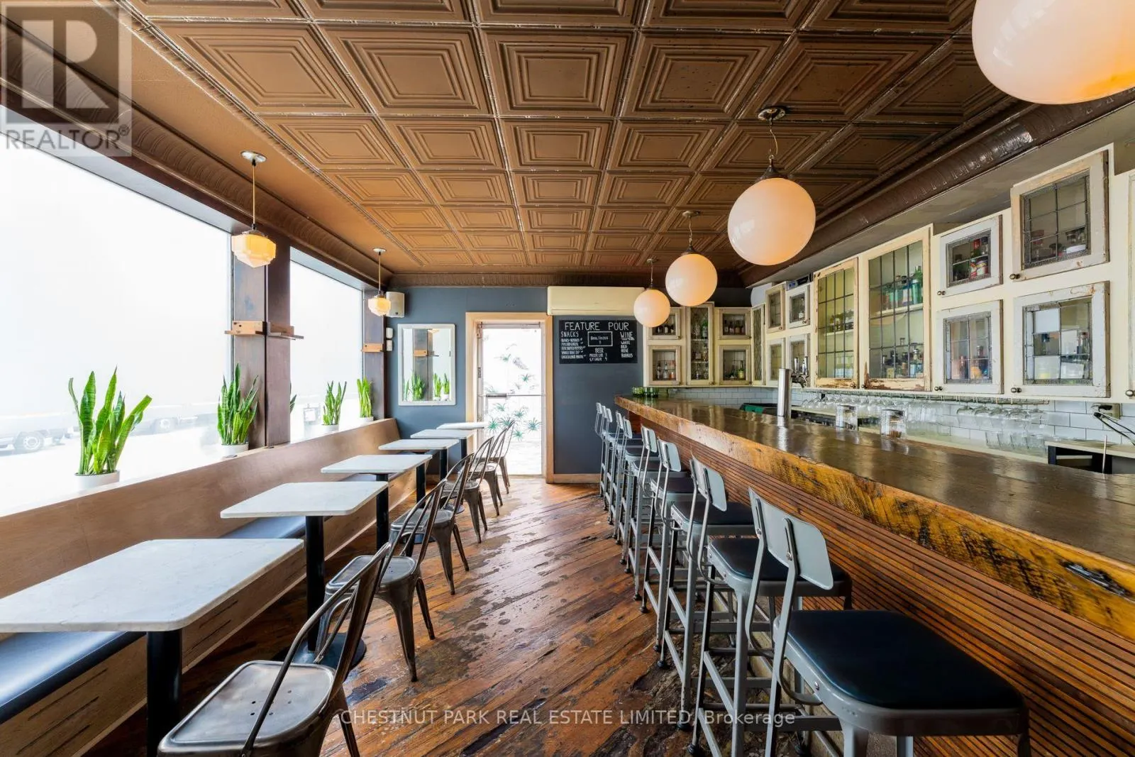 923 DUNDAS STREET W
