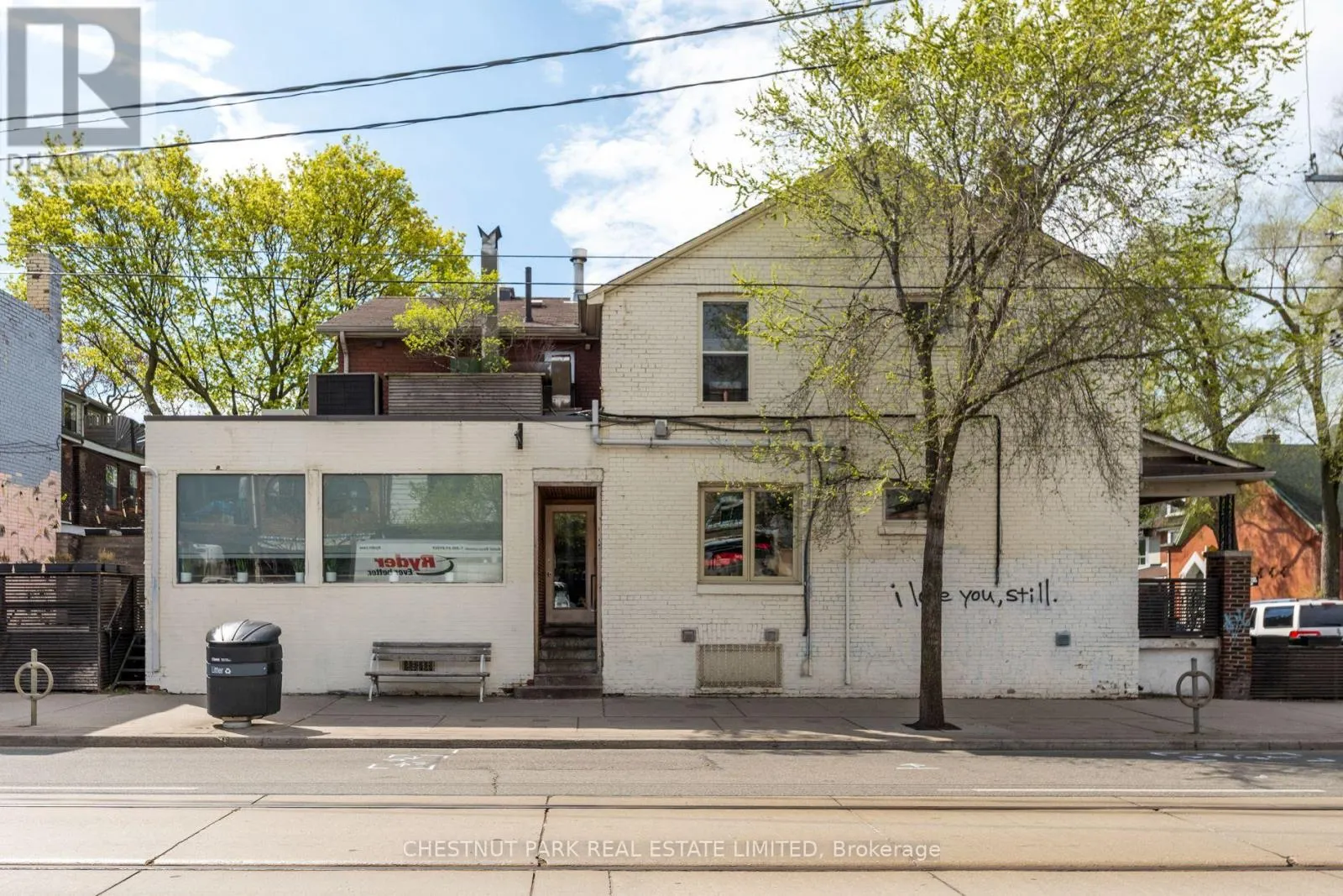 923 DUNDAS STREET W