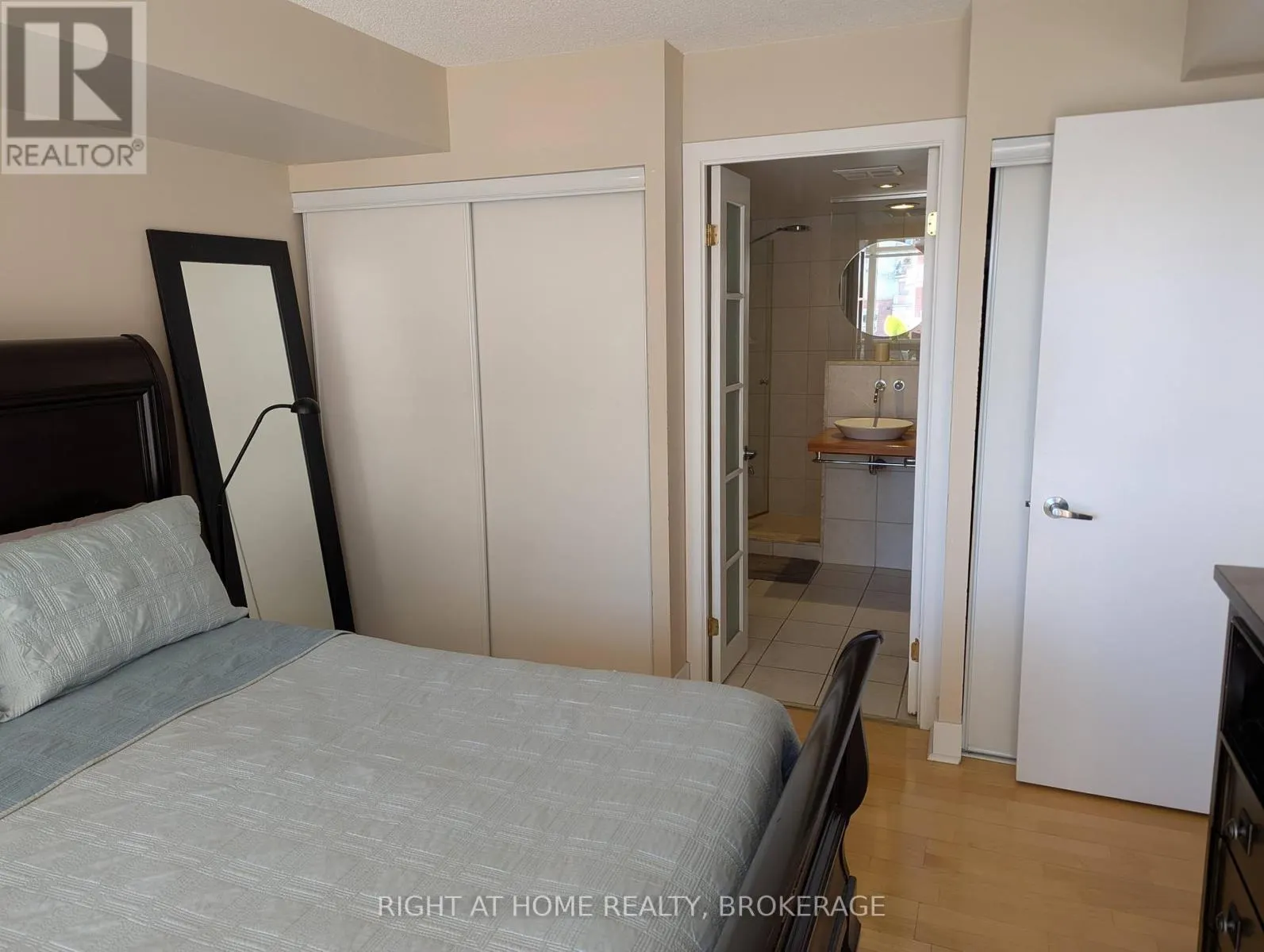 608 - 550 QUEENS QUAY W QUAY W, #608