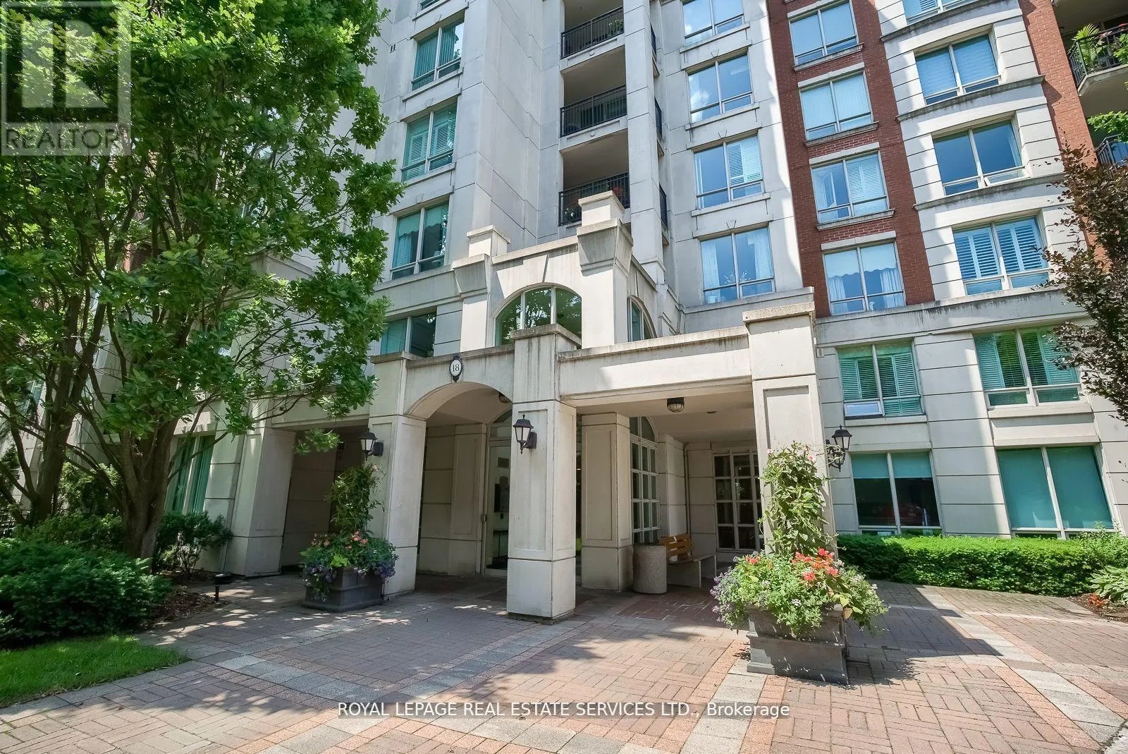 811 - 18 WILLIAM CARSON CRESCENT