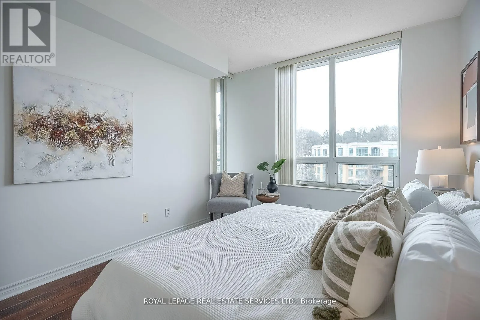 811 - 18 WILLIAM CARSON CRESCENT