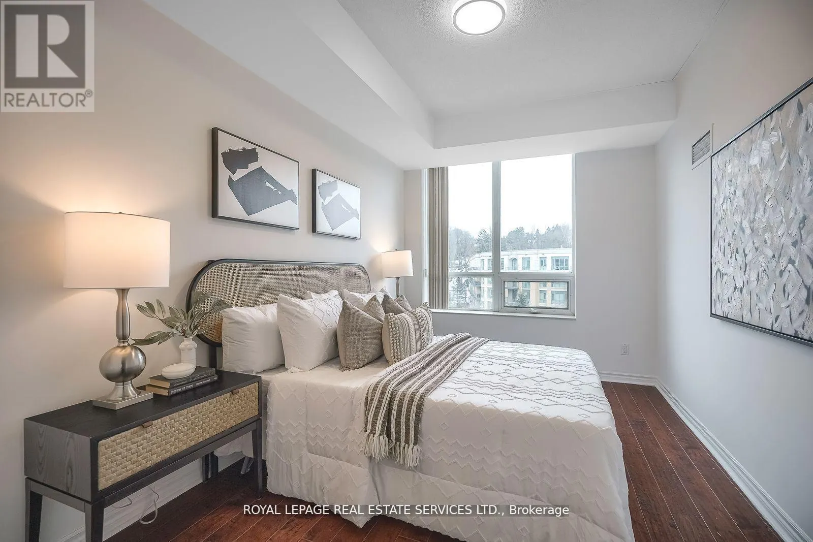 811 - 18 WILLIAM CARSON CRESCENT