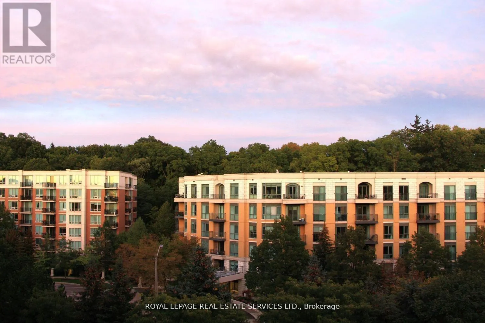 811 - 18 WILLIAM CARSON CRESCENT